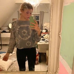 Zara  - Grå tröja med vita saker på, en liten fika på högra sidan 