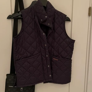 Ny barbour väst - Barbour väst knappt använd i storlek XXL för barn, vilket motsvarar ungefär XS/S