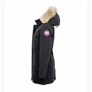 Canada goose Jacka Victoria  - Säljer min canada goose jacka i den populära modellen Victoria. Den sitter jätte fint på och man kan spänna åt vid midjan. Säljer pågrund av att den är för liten för mig då jag växt ur den. Den är en xxs. Skulle säga att den passar xs då jag anser att den är stor i storleken. Nypris:9000. Pris kan diskutera! Ni kan även fråga efter fler bilder🖤