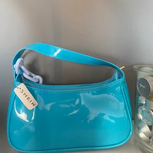 Väska  - Liten blå väska från SHEIN, aldrig använd