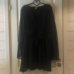 Svart klänning - Svart klänning från NLY Trend  med vida ärmar och resår i midjan, använd en gång. Strl 42 🖤