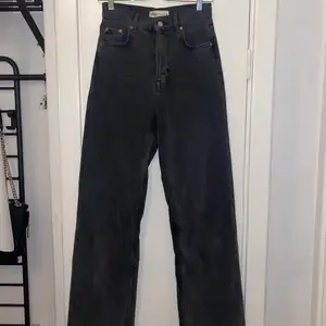 Zara 90’s full length högmidjade jeans. Säljer pga fel storlek. Strl 34.