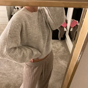 Stickad tröja - Supergullig och skön tröja från weekday som kommit till användning Max två ggr, den är alltså i toppskick🤩 frakten är 66kr🥰💕