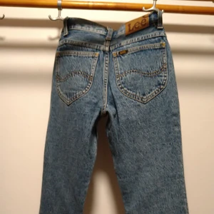 Jeans från Lee - Supersnygga mörka Lee-jeans som tyvärr blivit något för små. De passar dig som har storlek W23. Kan hämtas i Staffanstorp eller Lund, alt skickas.