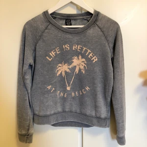 Sweatshirt med tryck  - Väldigt mjuk och skön sweatshirt i storlek 158/164, passar alltså XS/S. Grå-blå med muddar. Texten ska se sliten ut. Knappt använd. Samfraktar gärna.