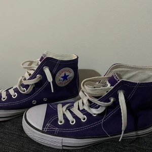 Lila Converse  - Lila converse i nyskick. De har dock några slags fläckar/repor som man kan se tydligare på bild 3 men ingenting som syns mycket eller störde mig i alla fall. Bara använda 1 gång då jag alltid håller mig till samma skor och får inte användning av resten. PRIS GÅR ATT DISKUTERAS!