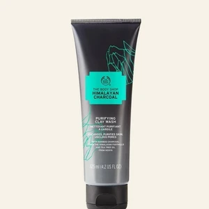Himalayan Charcoal Purifying Clay Wash - Helt ny/oanvänd The Body Shop - Himalayan Charcoal Purifying Clay Wash, (125ml) är en ansiktstvätt som skonsamt avlägsnar orenheter och mattar ner huden med hjälp av kol från odlad bambu och tea tree-olja. Den silkeslena blandningen passar alla hudtyper och rengör på djupet utan att torka ut huden för en mjukare, fräschare och mattare look. Community Fair Trade-producerad Tea tree-olja som har naturligt rengörande egenskaper som gör den mycket populär.  Ordinariepris 185:- 