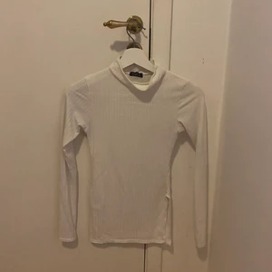 Vit Tröja med split på sidorna - Vit tröja med split på sidorna ifrån boohoo 