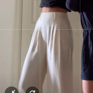 Linnebyxa - Beige linnebyxa m resår där bak från Ginatricot. Säljer pga försmå. Har ett superfint flow i benen o en kurvig forms helhet! 👩‍❤️‍💋‍👩frakt tillkommer