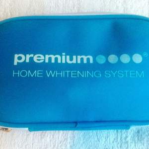 Helt nytt/oöppnat Premium Home White System     Deluxe HomeKit. (0rdinariepris, 1299:-)  Kittet innehåller : 1 uppsättning övre och nedre termoformbrickor (Formbara tandskenor).  - 1st 10 ml spruta av blekgel 36% karbamid - 1st remineraliserande gel (3 ml) -1st munfack/förvaringsfodral för att hålla munbrickorna rena.  - 1st mini-blå LED-lampa.  1st Snygg blå väska                                             (FÅS EN EXTRA TUB TANDBLEKNINGSGEL, 10ML PÅ KÖPET TILL VÄRDE 495:-)  (Totalvärde 1794:-📦