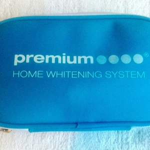 Premium Home Whitening kit, Tandblekning - Helt nytt/oöppnat Premium Home White System     Deluxe HomeKit. (0rdinariepris, 1299:-)  Kittet innehåller : 1 uppsättning övre och nedre termoformbrickor (Formbara tandskenor).  - 1st 10 ml spruta av blekgel 36% karbamid - 1st remineraliserande gel (3 ml) -1st munfack/förvaringsfodral för att hålla munbrickorna rena.  - 1st mini-blå LED-lampa.  1st Snygg blå väska                                             (FÅS EN EXTRA TUB TANDBLEKNINGSGEL, 10ML PÅ KÖPET TILL VÄRDE 495:-)  (Totalvärde 1794:-📦