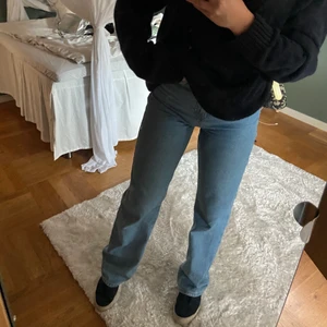 raka blåa zara jeans  - säljer dessa assnygga blåa raka jeansen från zara. de är insydda ca en centimeter i midjan och är långa på mig som är 168cm. de är i storlek 36. tyvärr är de lite slitna vid sömmen längst ner men inget man tänker på. hör av er så skickar jag gärna fler bilder💖