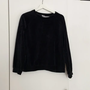 Långärmad College-tröja - Säljer en långärmad collegetröja i sammetsmaterial från Gina Tricot i storlek Medium