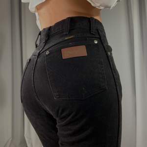 Svarta Wrangler Jeans köpta från Beyond Retro. W27L32