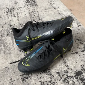 Nike fotbollsskor  - Använda endast 2 gånger! Så inprincip nya. Är i storlek 42 och är alldeles för stora för mig. Säljer dem för 625kr, då dem kostade 999kr. ( för Konstgräs ). Finns inte kvar att köp i butik längre. 