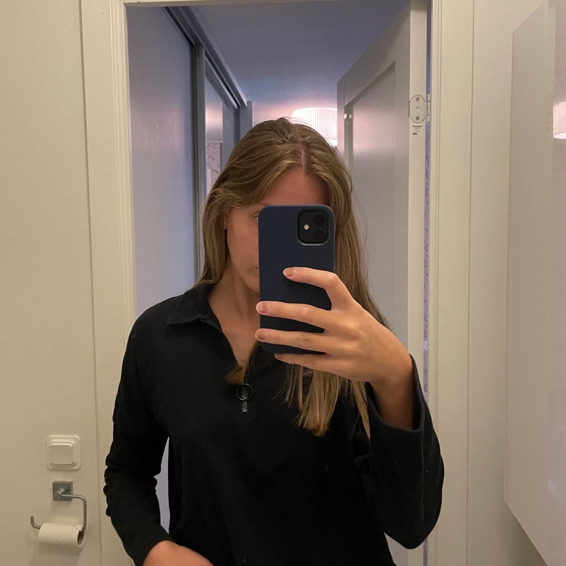 Svart tröja från Monki. - 91