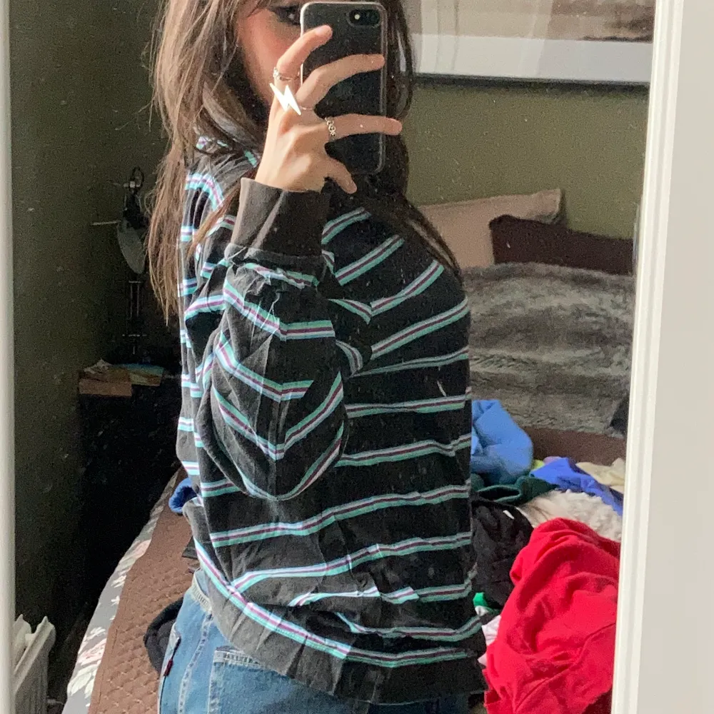 Köpt från asos, tyvärr inte längre min stil. Marknadsförd som unisex, är i storlek M men skulle säga att det är som herrstorleken M. Priset kan diskuteras<3. Neuletakit & Villapaidat.