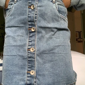 Blå jeans kjol     - Stretchig blå jeans kjol  mycket bra skick.