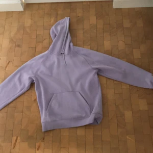 Carhartt hoodie storlek M - En lila carhartt hoodie köpt från Zalando. Den är helt ljuslila förutom ett carhartt märke nere vid ärmen. Köparen står för frakt.