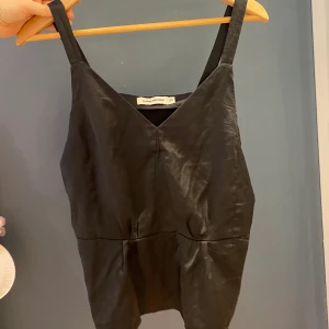 Top - Fin trendig top från Carin Wester. Står att det är xs men sitter bra på mig som vanligtvis har s/m. Skriv i dm för fler bilder eller frågor<33