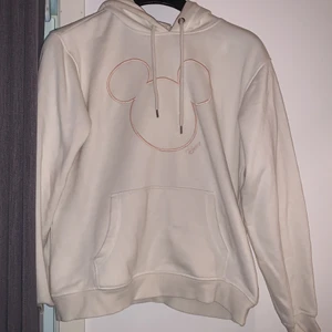 Vit oversized hoodie i strl xs💕 - Vit hoodie med ett mussepigg tryck på framsidan, vilket just nu är väldigt populärt med tryck! 😍Inga fläckar och i bra skick✨💞