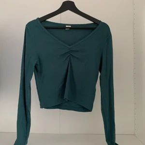 Långärmad croptop💚 - Säljer nu min sååå fina gröna crop top från Urban outfitters! Använd ca 3 gånger men är i ny skick.😊💚