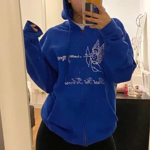 Hoodie med tryck - INTRESSEKOLL! Funderar på att sälja denna supersnygga zip up hoodien med tryck vid bra pris, använd fåtal gånger och superbra skick. Storlek S men passar absolut M om man vill att den ska sitta lite mindre oversized! 💗!
