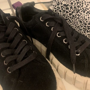 Eyyyy Odessa - Jätte fina Eytys använda 3-4 gånger! Nyskick!! Storlek 39 passar en större 38 och en liten 40. Jag har 38-39 å de passar på mig. Man kan även lägga till inlägg ifall de e lite stora. Köpta online för 1800kr säljer för 1100kr💕 Säljer eftersom ja har andra skor och de inte kommer till användning 🥰🥰 Kan frakta möts hälst up i stockholm!! Har kvitto och box som medföljer. Skulle kunna tänka mig byta mot zadig skor eller inuiiki! 