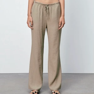 Ett par sköna byxor  - Ett par grön/beiga bekväma byxor från Zara. Köpt för en månad sen. De är pösiga och utsvänga och man kan göra det tajt vid midjan med hjälp av snören som finns på. Använda nån gång och kommer inte till nån användning mer.