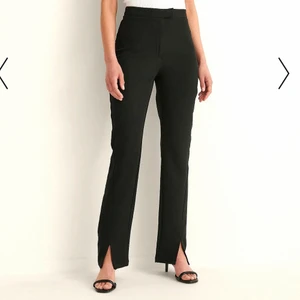 Bästsäljande kostymbyxor NAKD - Bästsäljande kostymbyxor från NAKD Storlek 32, stora för mig så skulle säga de passar även storlek 34. Använda vid ett tillfälle  Spårbar frakt tillkommer på 66kr ❤️