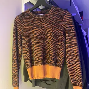 Säljer denna zebra bruna tröjan. As cool