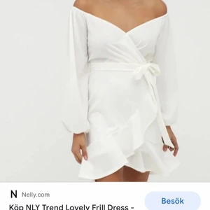 Vit känning  - Vit klänning ifrån Nelly Som jag beställde hem för o ha på fest men jag valde en annan och sedan glömde och skicka hem den så den är helt ovanvönd, dock är ej läpparna kvar 