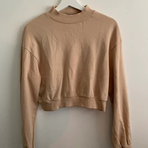 Beige cropad tröja - Jättefin cropad tröja i strl S, jättefin nu på hösten! 🍂
