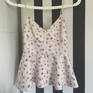 Blommig top xs - Hej!💕 Jag säljer ett jätte fint blommigt linne från ginatricot men som jag inte längre kan ha💕 Köparen står för fraktkostnad💕