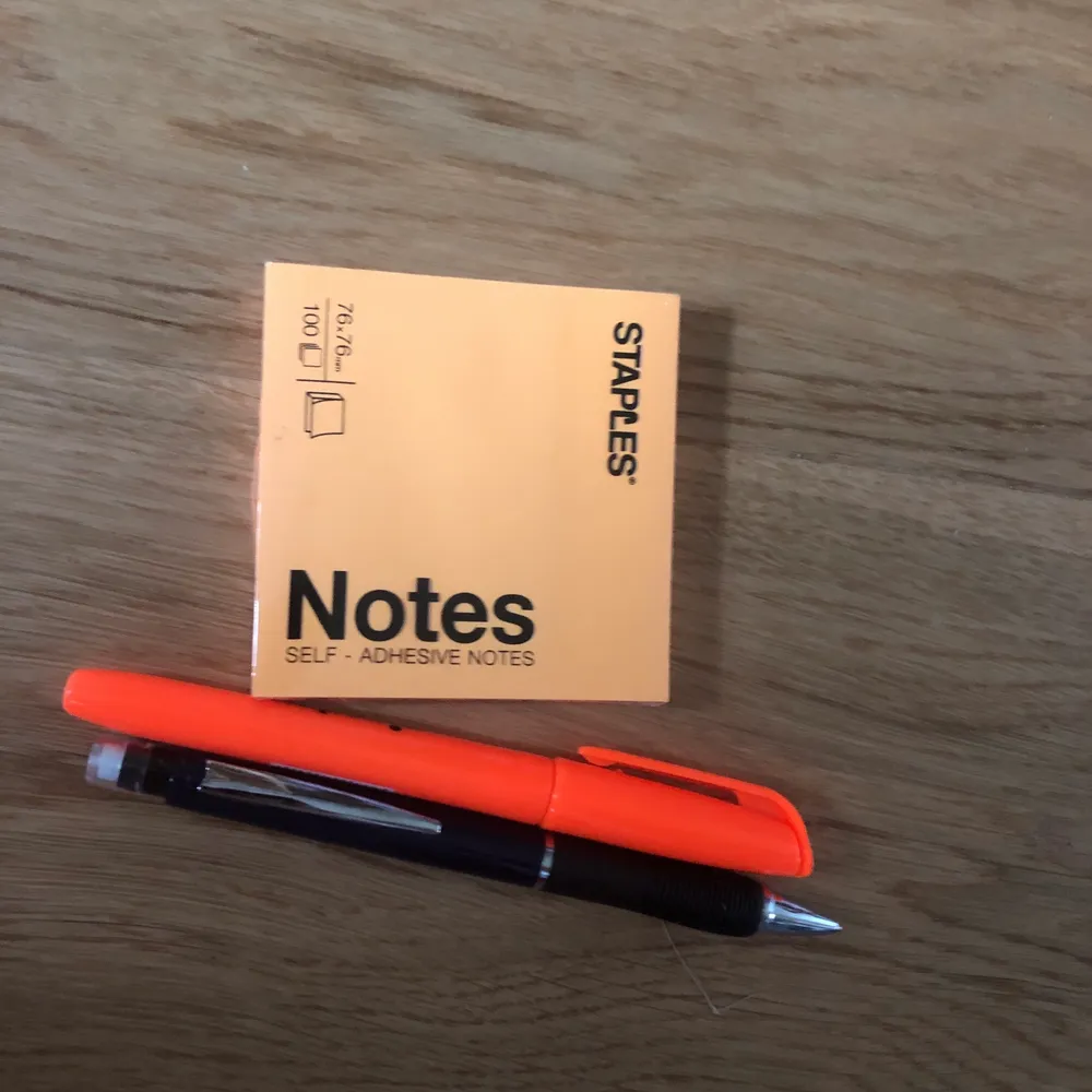 Ett ”set” med ett helt nytt block av post-it plus två pennor(bäck eller mekanisk blyertspenna) för 60kr inkl frakt!. Accessoarer.