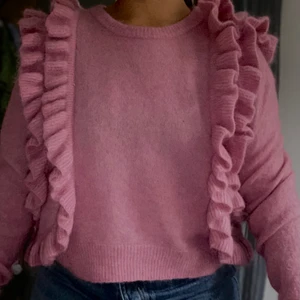 Stickad tröja  - Super fin rosa stickad tröja från Carin Wester!💗 stickat i alpacka och ull. Aldrig använd så i nyskick. (Nypriset är 499kr) 