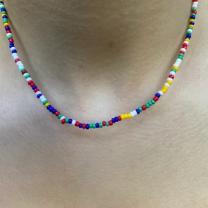 Färgglatt pärlhalsband  - Fifty shades of colors🌈 50kr gratis frakt, går att få med berlock men då kostar det 5kr extra. Man kan även välja mellan guld eller silver spänne 