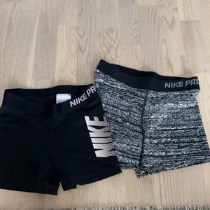 Nike träningsskjorts - Säljer två träningsskjorts ifrån Nike, de grå skjortsen är i storlek M och de svarta i storlek S. Men jag skulle säga att båda skjortsen skulle passa någon med storlek XS också eftersom de stretchar ut efter ens passform💕 200kr styck.