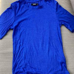 Säljer denna jättefina tröja i mörkblått! Bilderna visar en lite annan färg då den egentligen är lite ljusare! 💙 tröjan är i strl xs men skulle nog passa s också! ☺️ säljer för 69 kr inkl frakt! 💕 hör av dig vid frågor eller intresse! 💥
