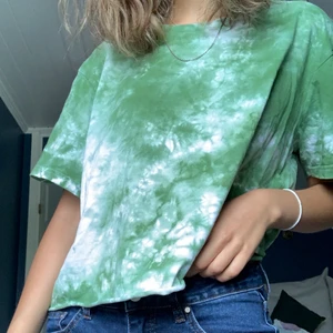 Batik T-shirt - Batik/Tie-Dye💚🤍 Tröjan är från början i storlek L men är kroppad nedtill, där av snarare storlek S☺️