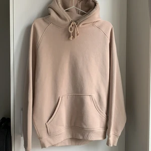 Beige hoodie - Beige bikbok hoodie. Storlek S. Nopprig och verkar ha typ två små ljusa ”fläckar” men ingenting man tänker på.