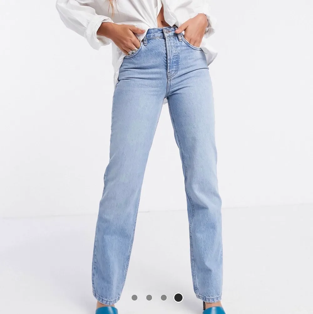 Säljer dessa jeans från asos! Använda ett fåtal gånger! Passar mig som är 175! Skriv för fler bilder. Jeans & Byxor.