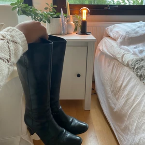 Boots - Så snygga och trendiga boots från Gant❤️‍🔥De slutar precis under knäet och är i storlek 37🌟