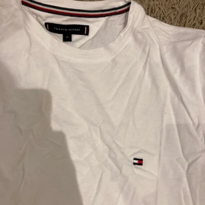 Tommy hilfiger   - Tommy hilfiger t-shirt använd en gång storlek M 200kr