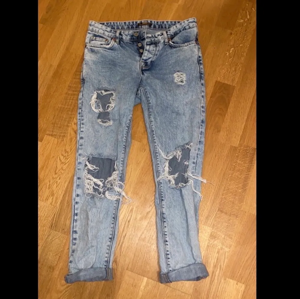 Jättesnygga jeans i mycket bra skick från Pull & Bear, storlek 32 alltså typ XS, säljes då de är alldeles för små för mej🥰 60kr + frakt, betalning sker via swish💞. Jeans & Byxor.