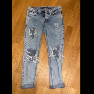 Jättesnygga jeans i mycket bra skick från Pull & Bear, storlek 32 alltså typ XS, säljes då de är alldeles för små för mej🥰 60kr + frakt, betalning sker via swish💞