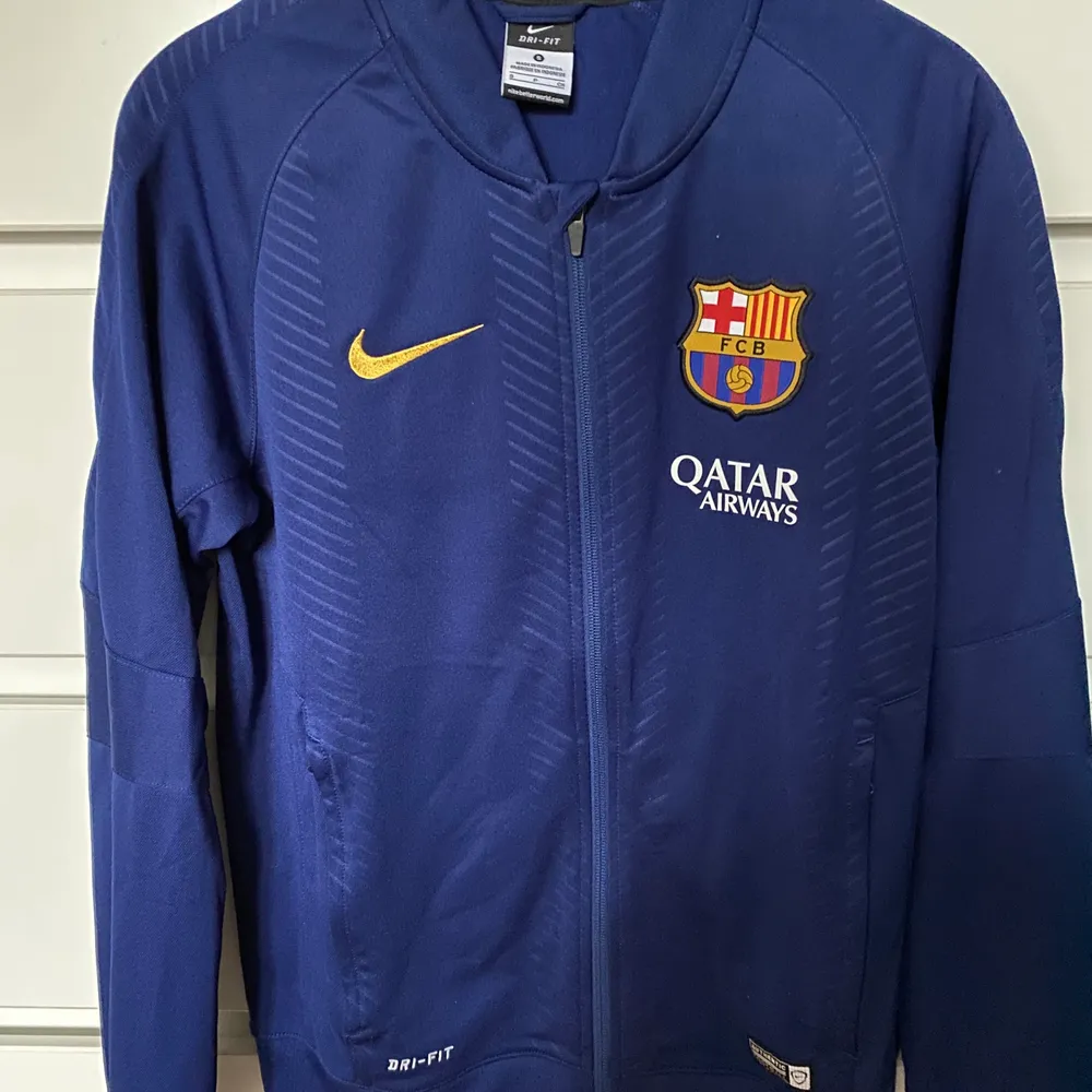 En fin jacka från Nike med märke FC Barcelona. Är i mycket fint skick så inget att anmärka på. Finns att hämta i Malmö men kan även skickas då köpare står för porto . Tröjor & Koftor.
