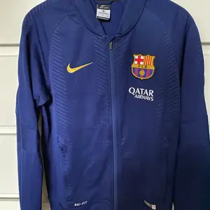 En fin jacka från Nike med märke FC Barcelona. Är i mycket fint skick så inget att anmärka på. Finns att hämta i Malmö men kan även skickas då köpare står för porto 