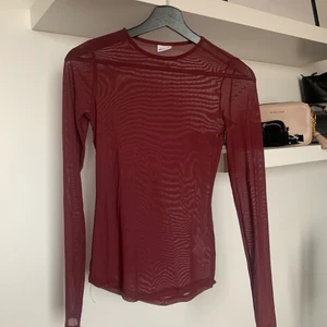 Top - Genomskinlig långärmad top🤎