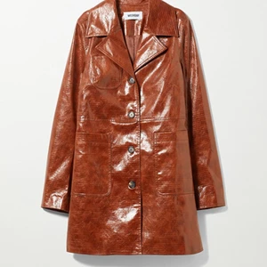 Weekday - Pu Jacket - Säljer min favorit jacka ifrån Weekday. Säljer på grund av att jag beställde två i olika storlekar. Helt oanvänd. Originalpris 900kr. 